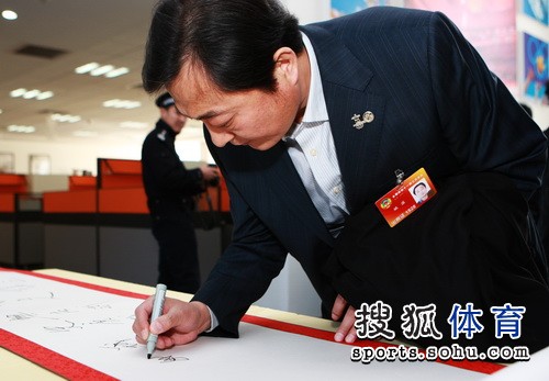 崔大林叶乔波参观奥促会 玲珑塔与“鸟巢”合影