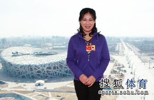 崔大林叶乔波参观奥促会 玲珑塔与“鸟巢”合影