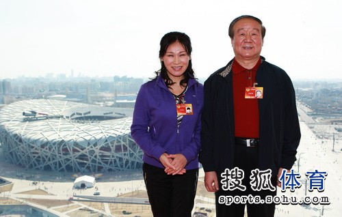 崔大林叶乔波参观奥促会 玲珑塔与“鸟巢”合影