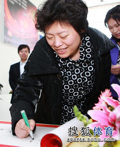 崔大林叶乔波参观奥促会 玲珑塔与“鸟巢”合影