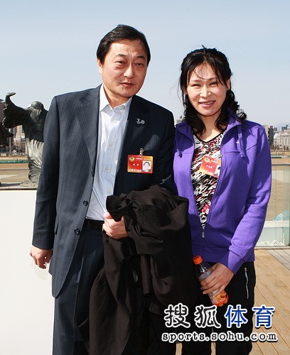 崔大林叶乔波参观奥促会 玲珑塔与“鸟巢”合影