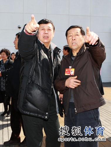 崔大林叶乔波参观奥促会 玲珑塔与“鸟巢”合影