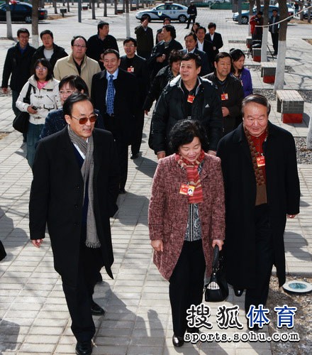 崔大林叶乔波参观奥促会 玲珑塔与“鸟巢”合影