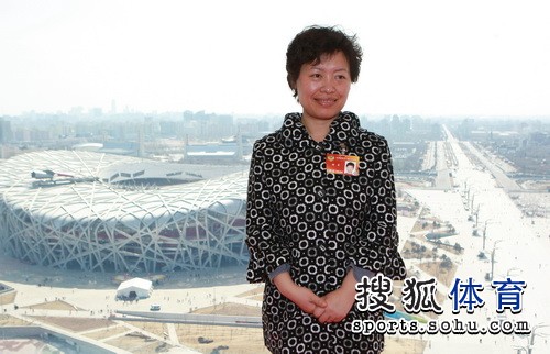 崔大林叶乔波参观奥促会 玲珑塔与“鸟巢”合影