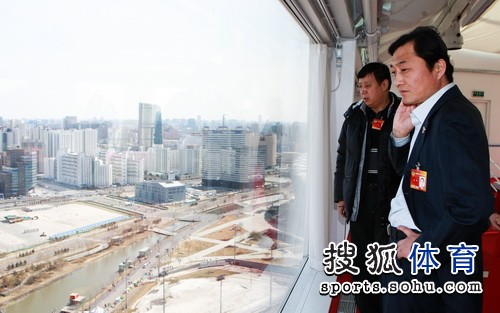 崔大林叶乔波参观奥促会 玲珑塔与“鸟巢”合影