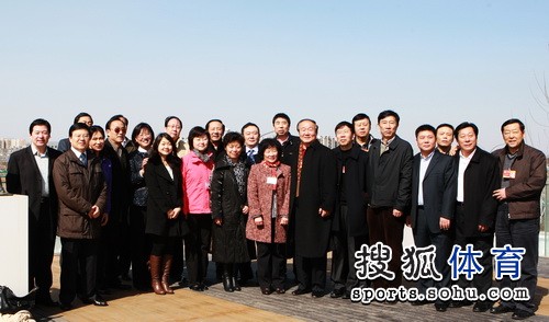 崔大林叶乔波参观奥促会 玲珑塔与“鸟巢”合影