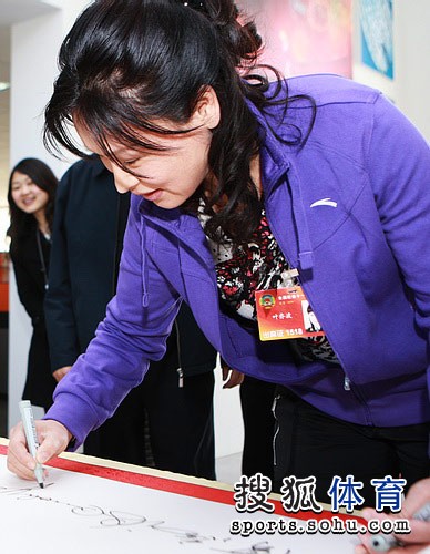 崔大林叶乔波参观奥促会 玲珑塔与“鸟巢”合影