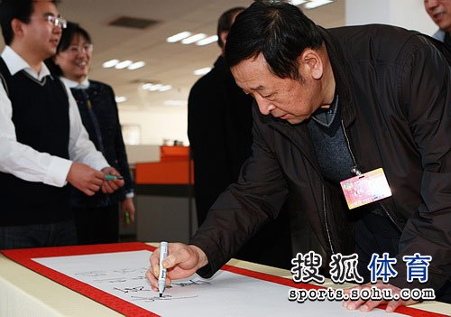 崔大林叶乔波参观奥促会 玲珑塔与“鸟巢”合影