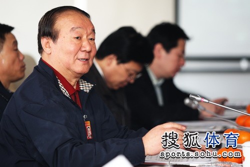 崔大林叶乔波参观奥促会 玲珑塔与“鸟巢”合影