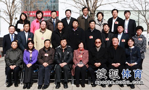 崔大林叶乔波参观奥促会 玲珑塔与“鸟巢”合影