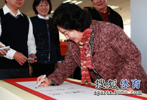 崔大林叶乔波参观奥促会 玲珑塔与“鸟巢”合影