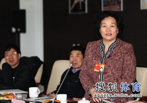 崔大林叶乔波参观奥促会 玲珑塔与“鸟巢”合影