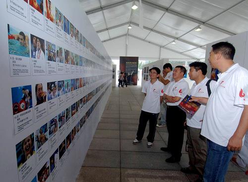 奥运一周年大型摄影图片展在奥体中心举行