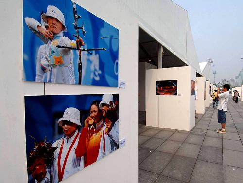 奥运一周年大型摄影图片展在奥体中心举行