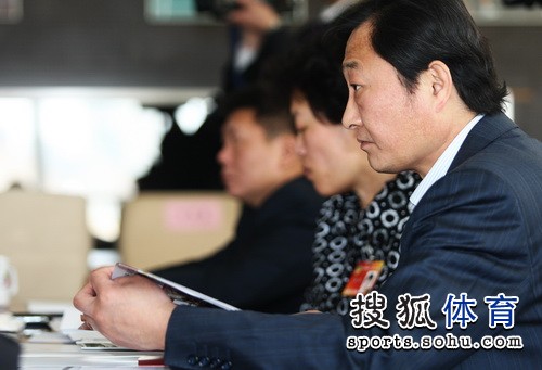 崔大林叶乔波参观奥促会 玲珑塔与“鸟巢”合影