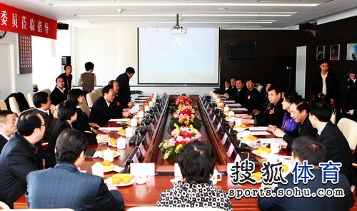 崔大林叶乔波参观奥促会 玲珑塔与“鸟巢”合影