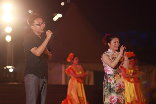 奥城露天剧场展示“和谐海淀”风貌