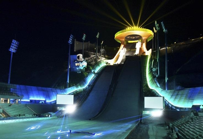 首日比赛结束后，“雪如意”上演灯光秀