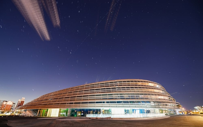 国家速滑馆“冰丝带”外拍摄的中国空间站过境照片（轨迹为多张照片堆栈）。新华社记者陈晔华摄