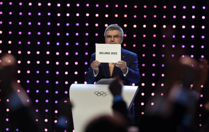 2015年7月31日，国际奥委会主席巴赫在国际奥委会第128次全会上宣布北京携手张家口获得2022年冬奥会举办权。新华社记者公磊摄