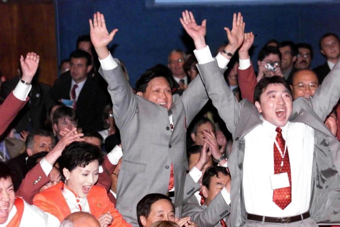 2001年7月13日，在莫斯科召开的国际奥委会第112次全会上，经过国际奥委会委员两轮投票，北京赢得2008年第二十九届夏季奥运会举办权。新华社发