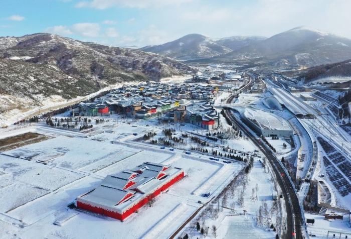 2021年11月8日拍摄的张家口市崇礼区太子城遗址陈列馆（下）、太子城冰雪小镇（上左）和高铁太子城站（上右）。新华社记者杨世尧摄