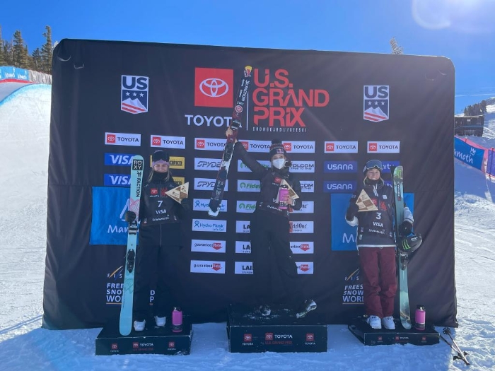 1月8日，中国选手谷爱凌（中）在国际雪联自由式滑雪世界杯美国猛犸山站夺得U型场地项目冠军，同时以本赛季世界杯U型场地项目四站全胜的成绩，获得了象征该项目赛季总冠军的水晶球。新华社发（李扬摄）