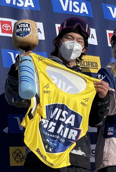 2021年12月4日，在2021-2022赛季单板滑雪大跳台世界杯美国斯廷博特站男子组颁奖仪式上，中国选手苏翊鸣庆祝夺冠。新华社发（李扬 摄）