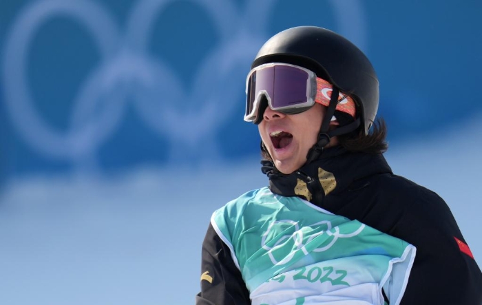 2月15日，中国队选手苏翊鸣在单板滑雪男子大跳台决赛中。新华社记者李一博摄