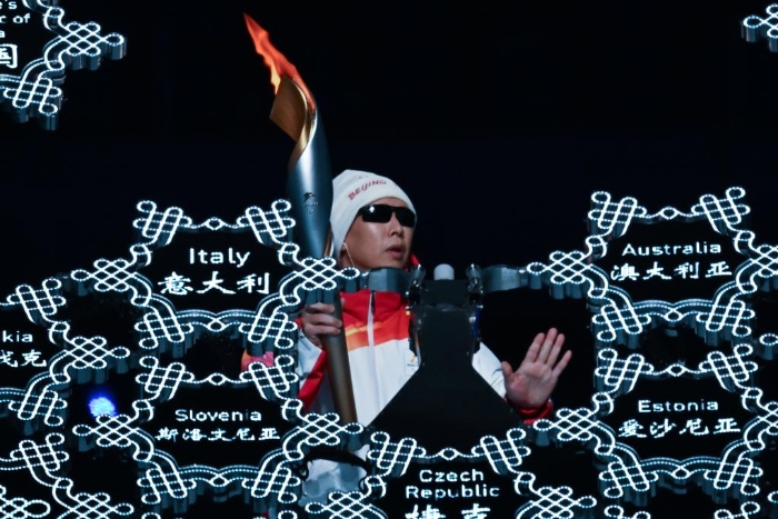 3月4日晚，北京2022年冬残奥会开幕式在北京国家体育场举行，最后一棒火炬手李端摸索火炬嵌入的位置。新华社记者李尕摄