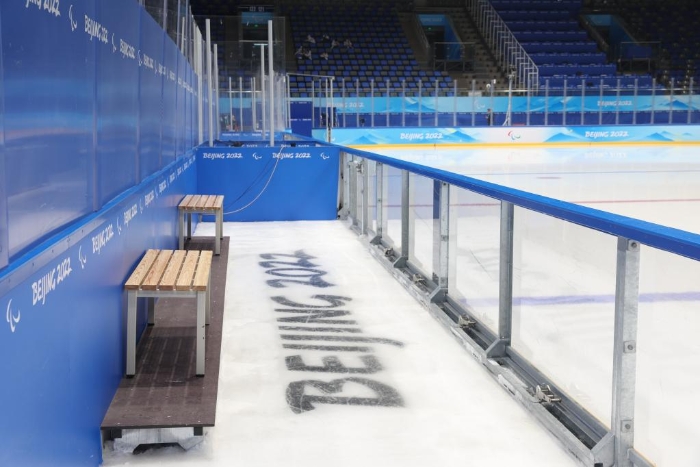 国家体育馆运动员席前的透明板墙。新华社发（胡星宇摄）