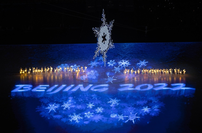 2022年2月20日，国家体育场内，北京冬奥会闭幕式上，小朋友手持小红灯笼点亮北京冬奥会标志。新京报记者 陶冉 摄