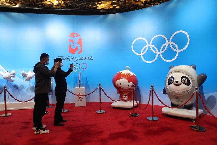 2022年4月20日起，鸟巢开始试运营“双奥”主题旅游精品体验线路，五一期间正式营业，金色大厅里展示出冬奥会和冬残奥会吉祥物“冰墩墩”“雪容融”。新京报记者 王飞 摄