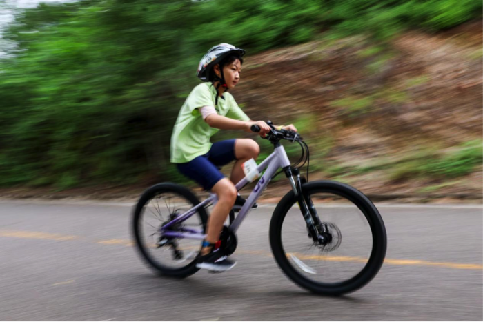 小选手进行自行车比赛