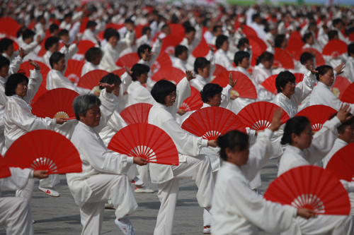 北京市万人健身气功展示活动隆重举行