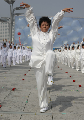 北京市万人健身气功展示活动隆重举行