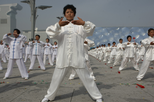 北京市万人健身气功展示活动隆重举行